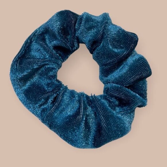 🆕 2/$20 Velvet Scrunchie Duo - Picture 2 of 3